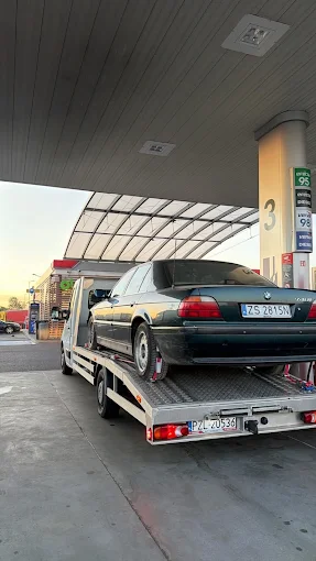 Samochód transportowany lawetą KusyFix